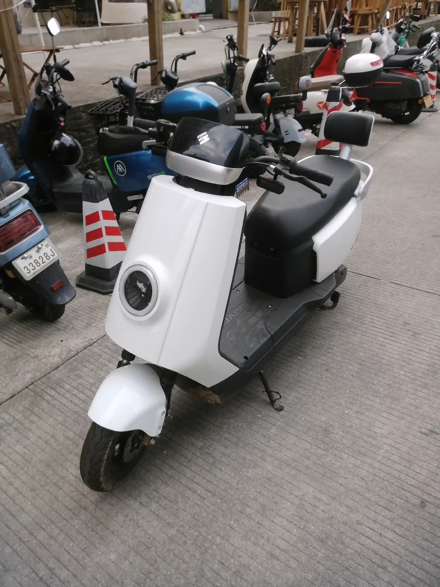 个人闲置，捡漏了，急出雅迪同款电动车，新国标。 标价是置换价格，强续航，爬坡非常稳，长坐垫，手续齐全，可上白牌，颜值很高，送电动自行车手机支架，头盔和雨衣。 喜